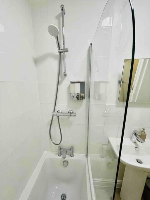 Newly Refurbished, Central Apartment With Permit Parking Bath Extérieur photo