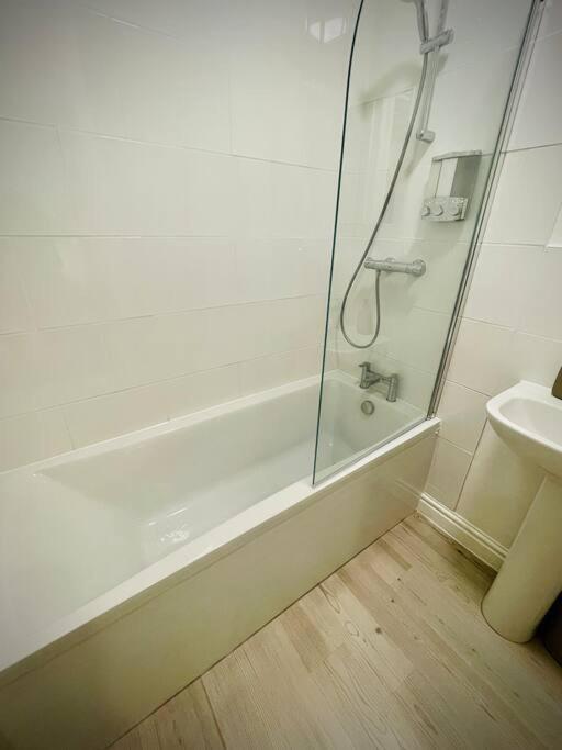 Newly Refurbished, Central Apartment With Permit Parking Bath Extérieur photo