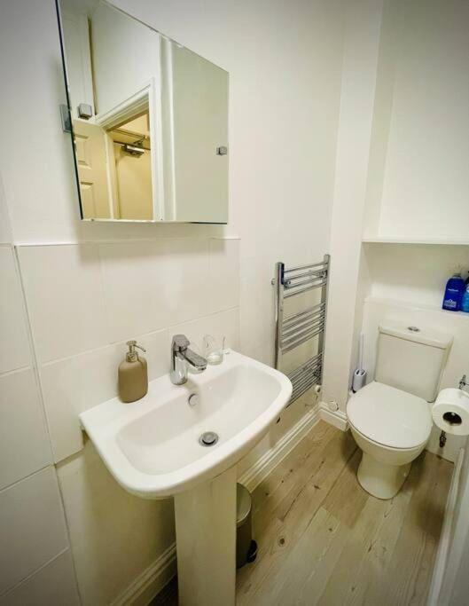 Newly Refurbished, Central Apartment With Permit Parking Bath Extérieur photo