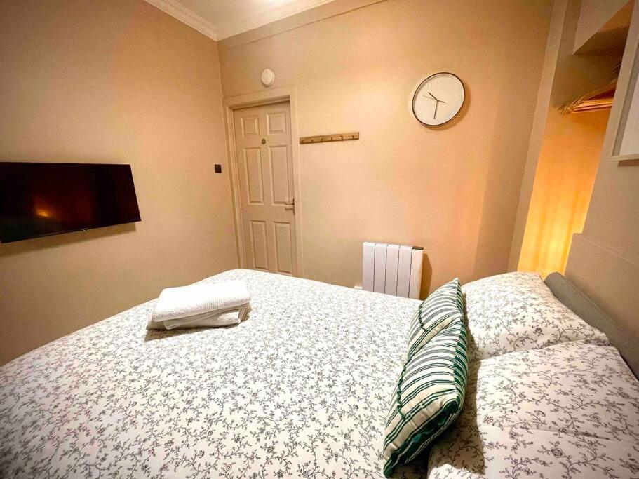 Newly Refurbished, Central Apartment With Permit Parking Bath Extérieur photo