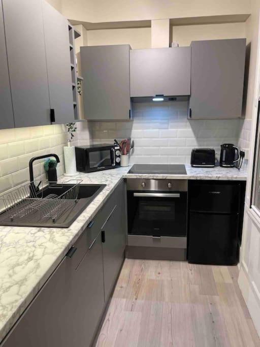 Newly Refurbished, Central Apartment With Permit Parking Bath Extérieur photo