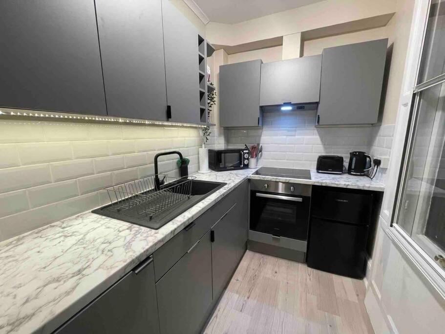 Newly Refurbished, Central Apartment With Permit Parking Bath Extérieur photo