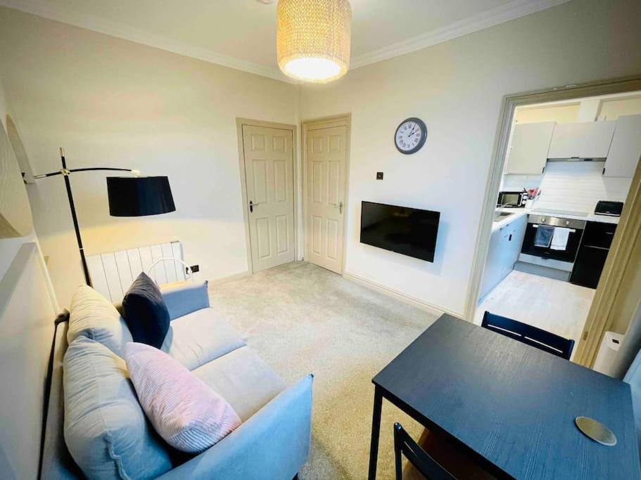 Newly Refurbished, Central Apartment With Permit Parking Bath Extérieur photo